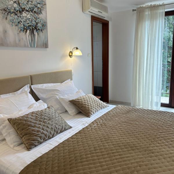 Economy room w/ balcony